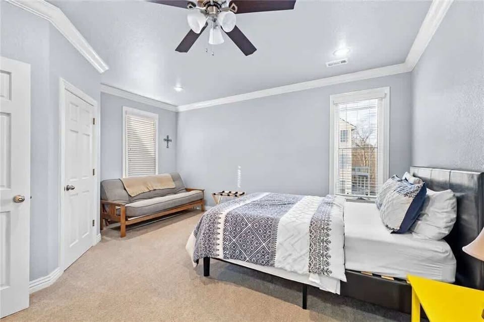 💌 Bright guest room with a cozy queen bed & reading nook—ideal for couples or teens