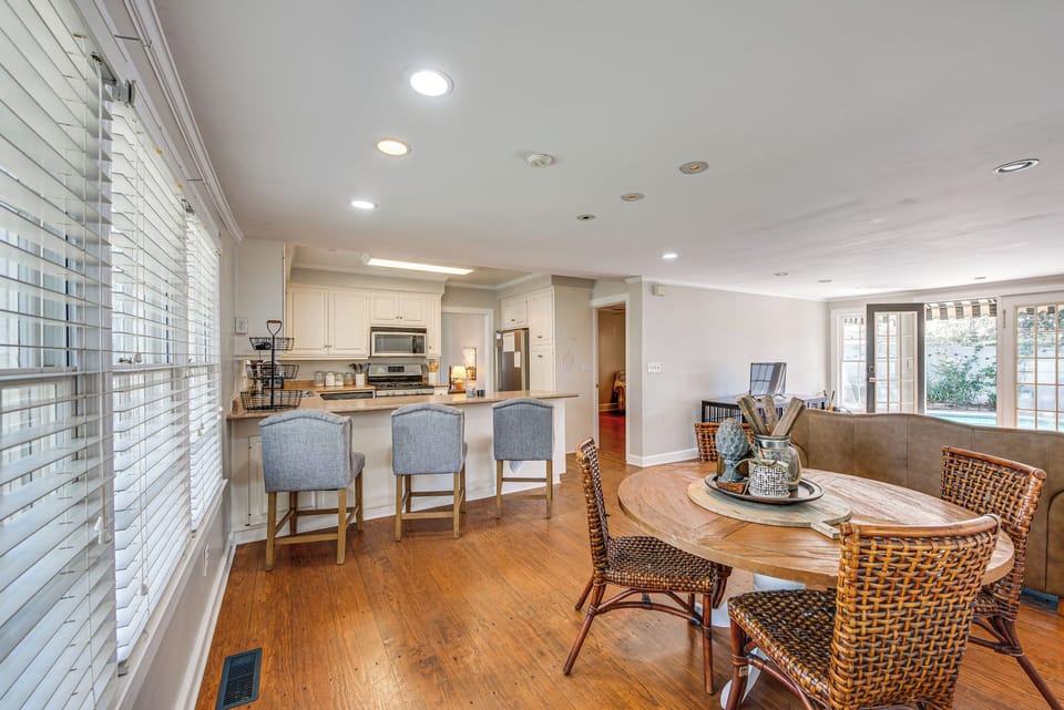 Dining Table | Breakfast Bar | Dishware/Flatware | Main Floor