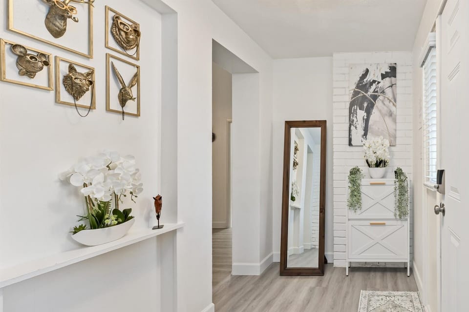 The first step into your relaxing retreat. Full-length mirror included.