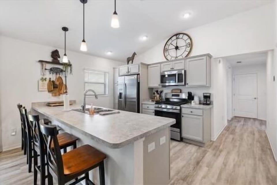 Breakfast Bar w/ Seating for 4x, Fridge w/ Water/Ice Dispenser and Gas Stove