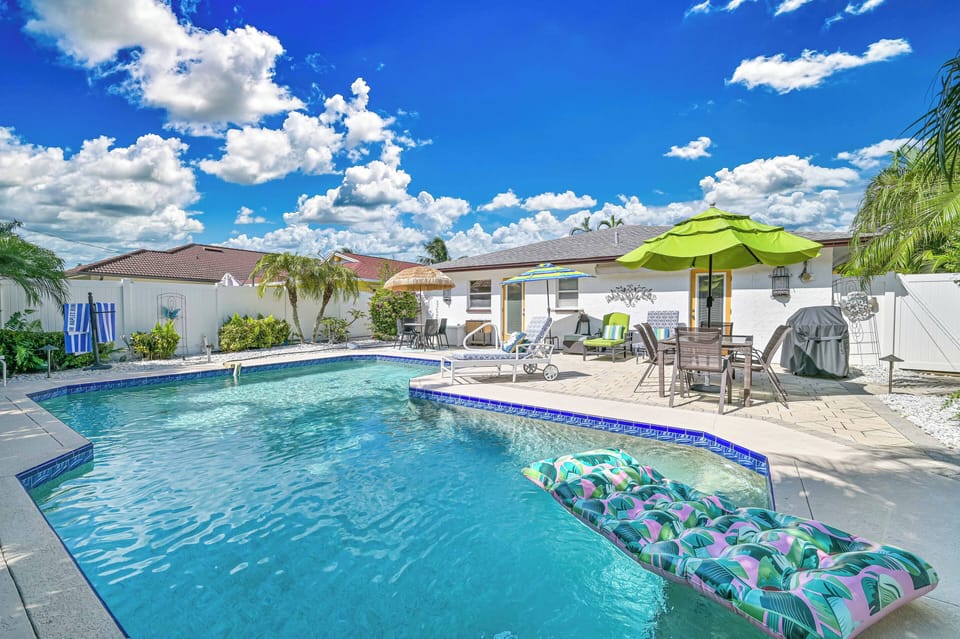 Poolside Oasis - Swim in your own private, resort style heated pool at Poolside Oasis!