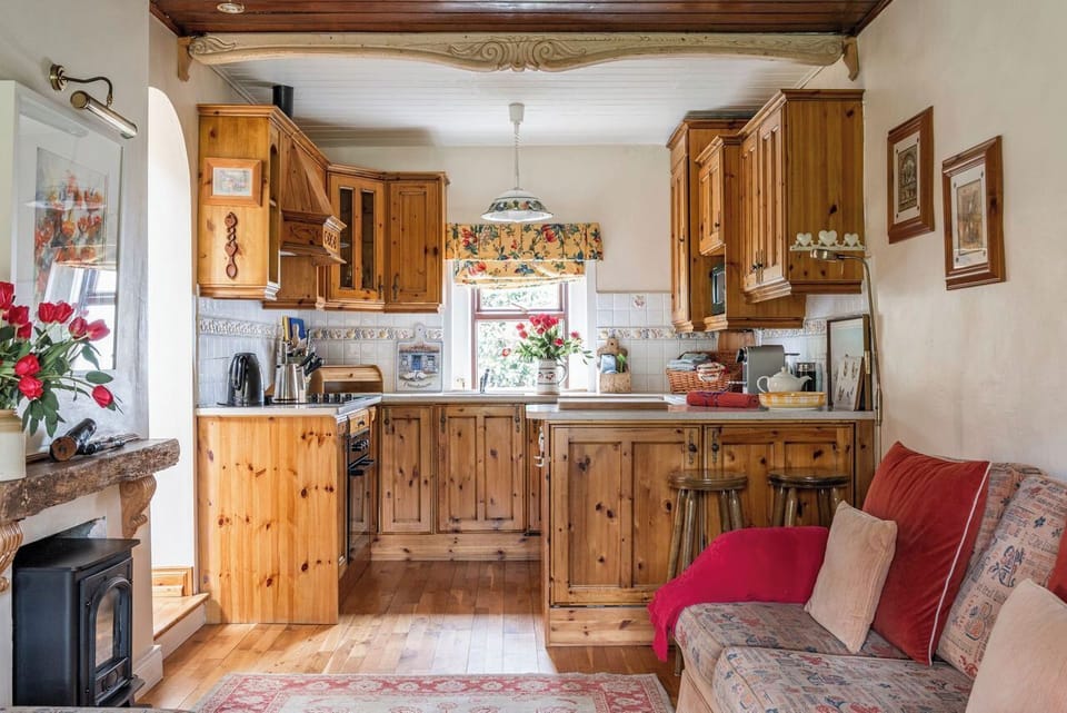 Farmhouse style open plan galley kitchen to give you a gorgeous cottage vibe. 