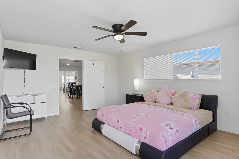 Indoors, Appliance, Ceiling Fan, Home Decor, Screen