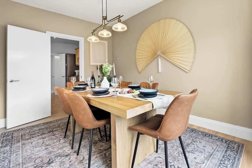 Dining area at Blue Puffin Stays Short Lets & Serviced Accommodation 