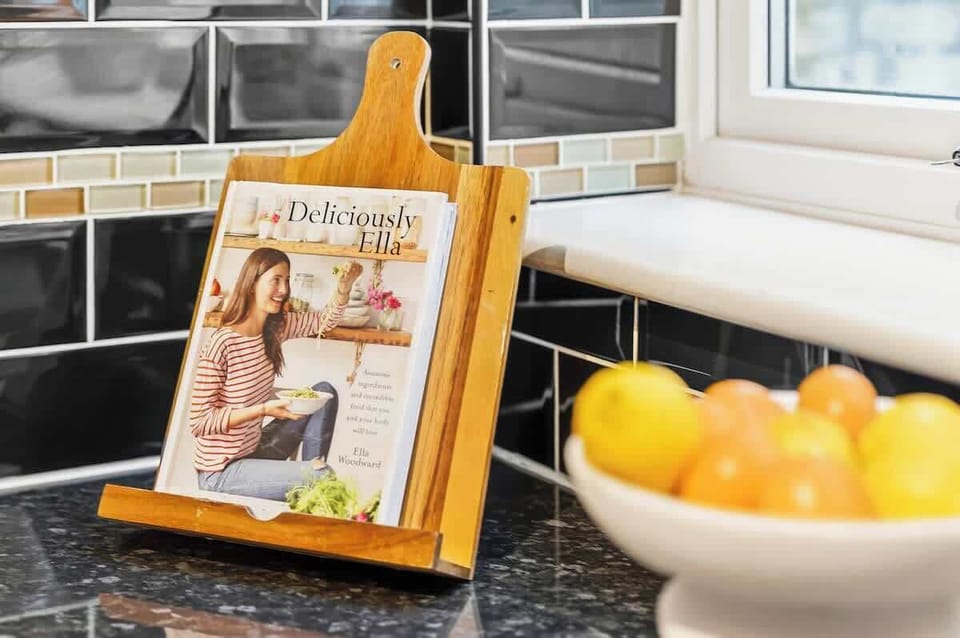 Fully equipped kitchen at Blue Puffin Stays Short Lets & Serviced Accommodation