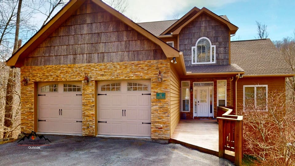 Breeze on Inn - Two Car Attached Garage