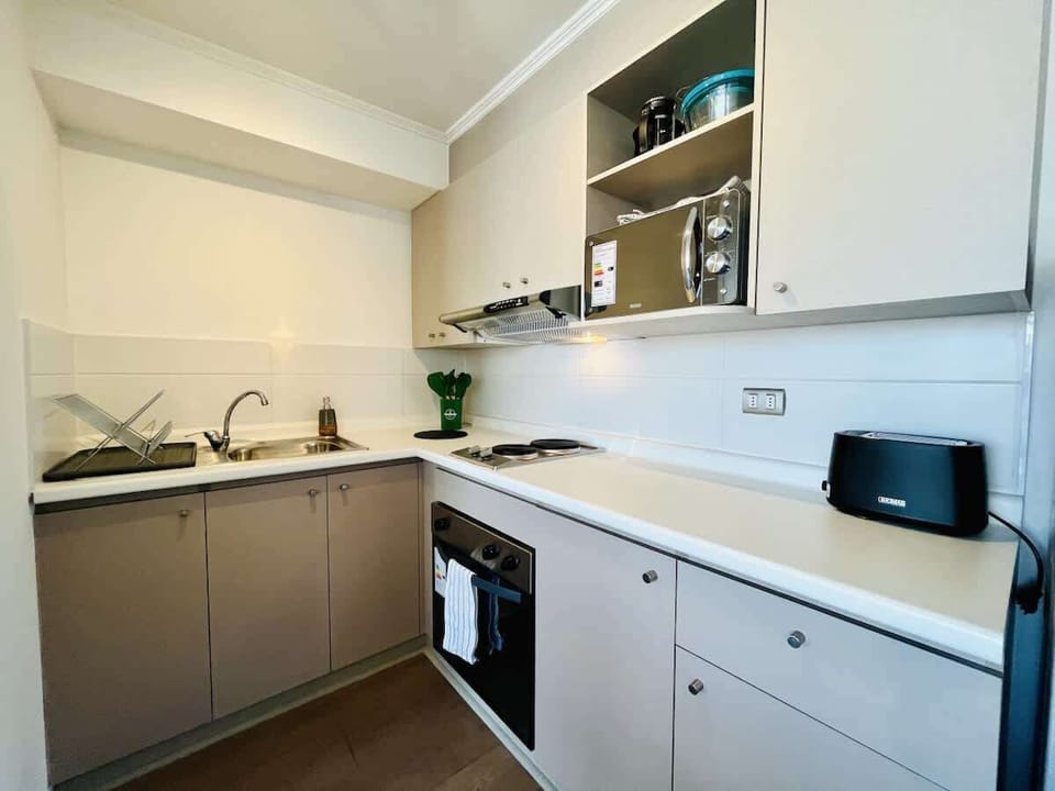Modern kitchen w/ full-size appliances & ample cabinet space