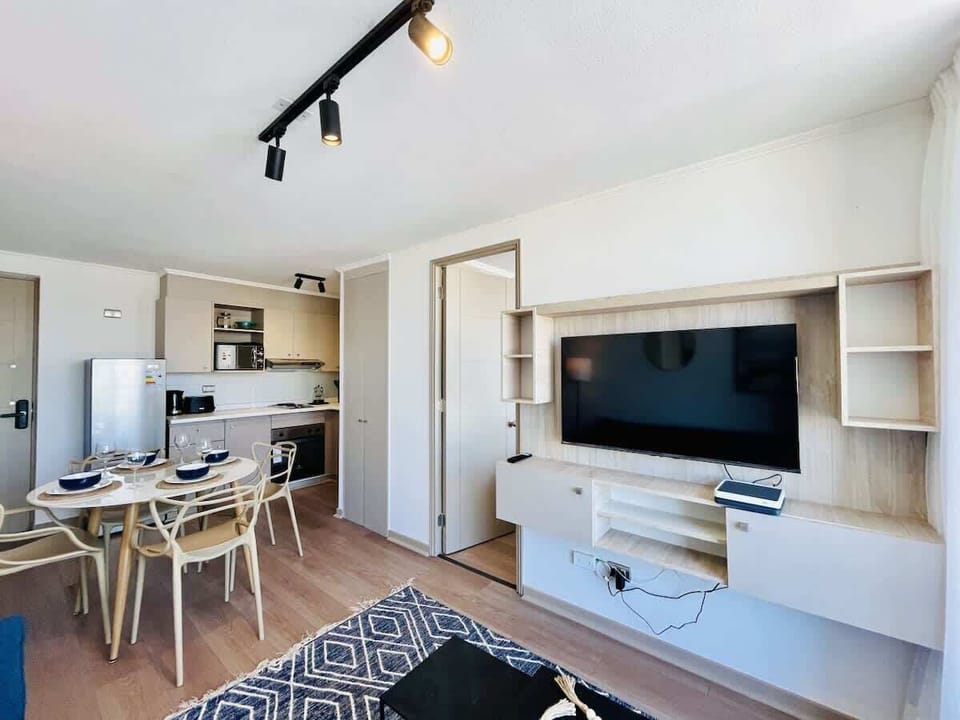 Open living space w/ dining area & large TV for movie nights