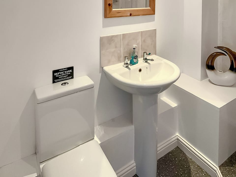 Bathroom | The Cottage Beyond : Mistletoe Cottage - The Cottage Beyond, Burnham-on-sea