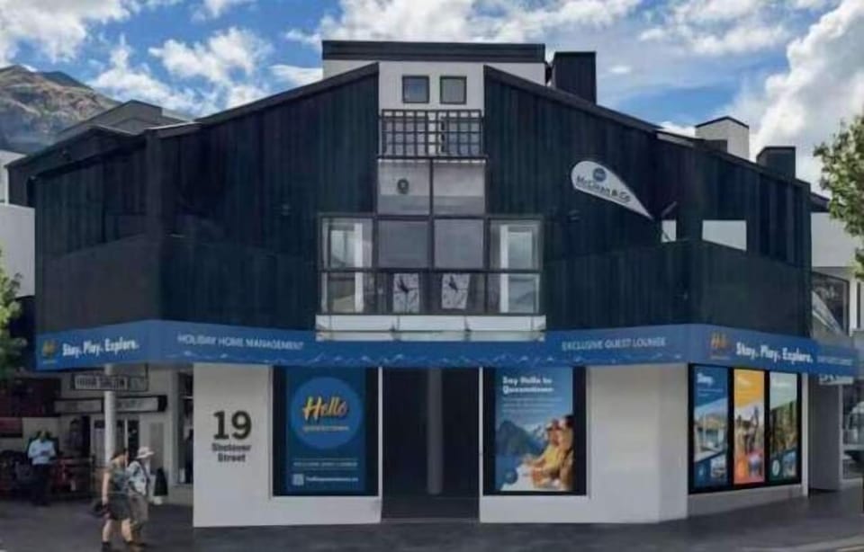 The Hello Queenstown exclusive guest lounge and office is located at 19 Shotover Street, Queenstown. You can drop your luggage off to be looked after for you if you wish between 9 am to 5 pm, 7 days a week.
