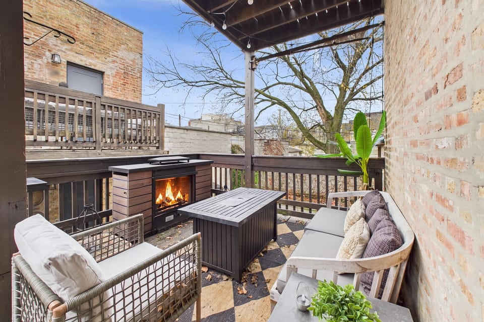 Private Deck: Gather around the fire pit for unforgettable evenings and great company!