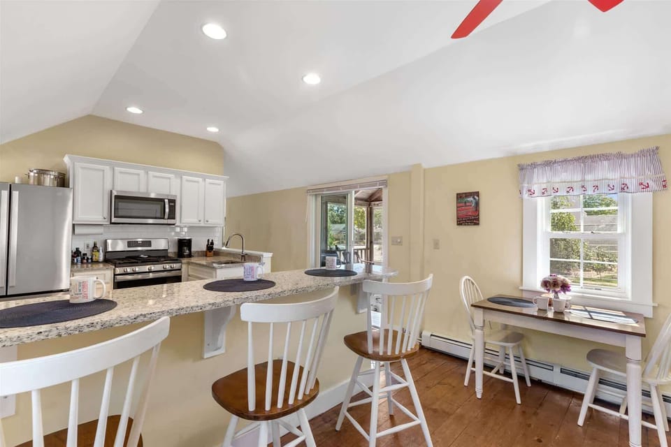 Gorgeous eat-in kitchen with vaulted ceilings and plenty of counter space