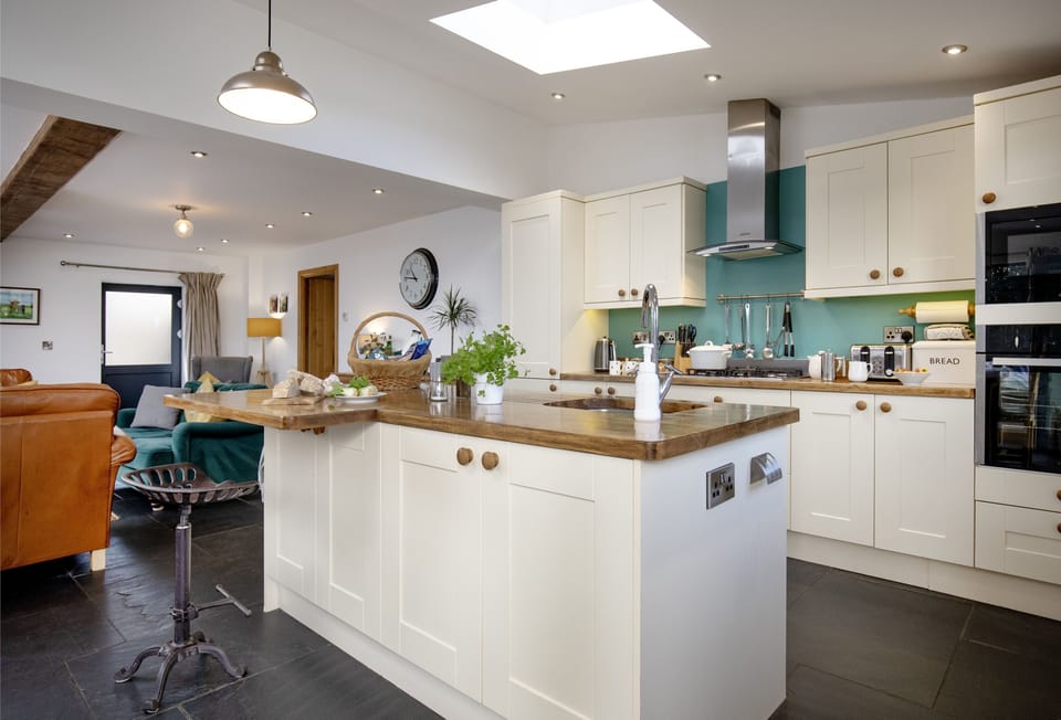 Great Ash Barn, Crediton: Ground floor. Prepare delicious meals in the charming kitchen