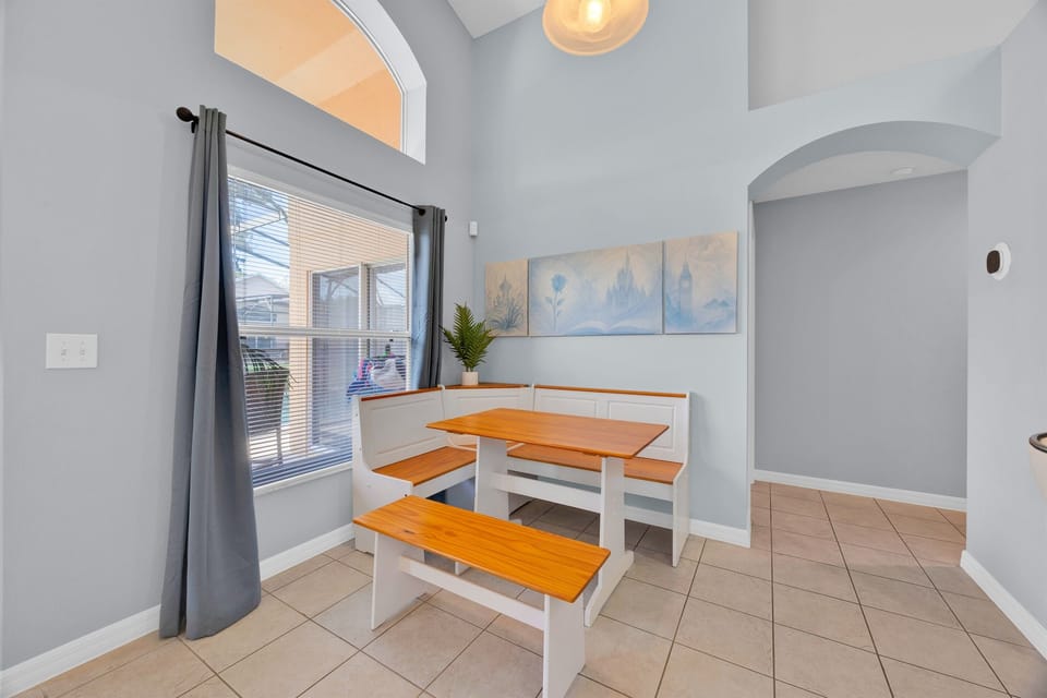 Breakfast Nook (Eat-in Kitchen)
