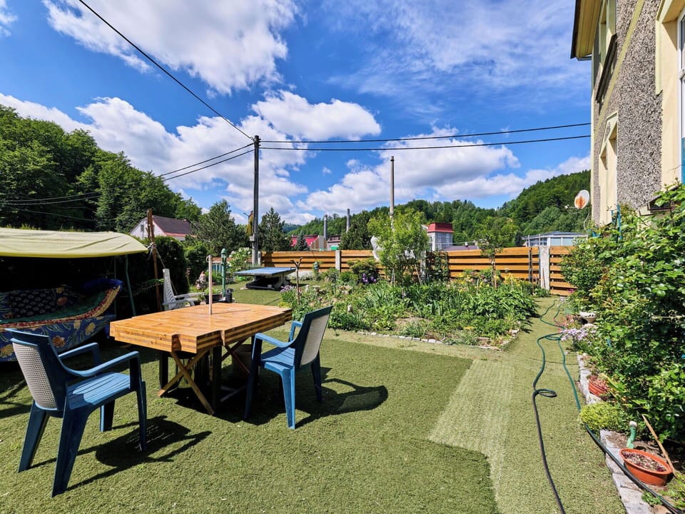 Garden, Backyard, Shade, Outdoor Table, Yard, Outdoor Furniture, Chair, Landscaping, Courtyard, Eco Hotel