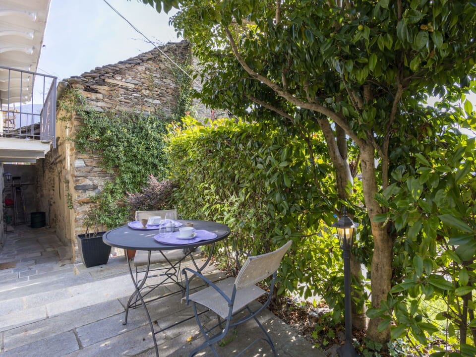Wall, Outdoor Furniture, Shade, Flowerpot, Chair, Houseplant, Flagstone, Yard, Outdoor Table, Courtyard