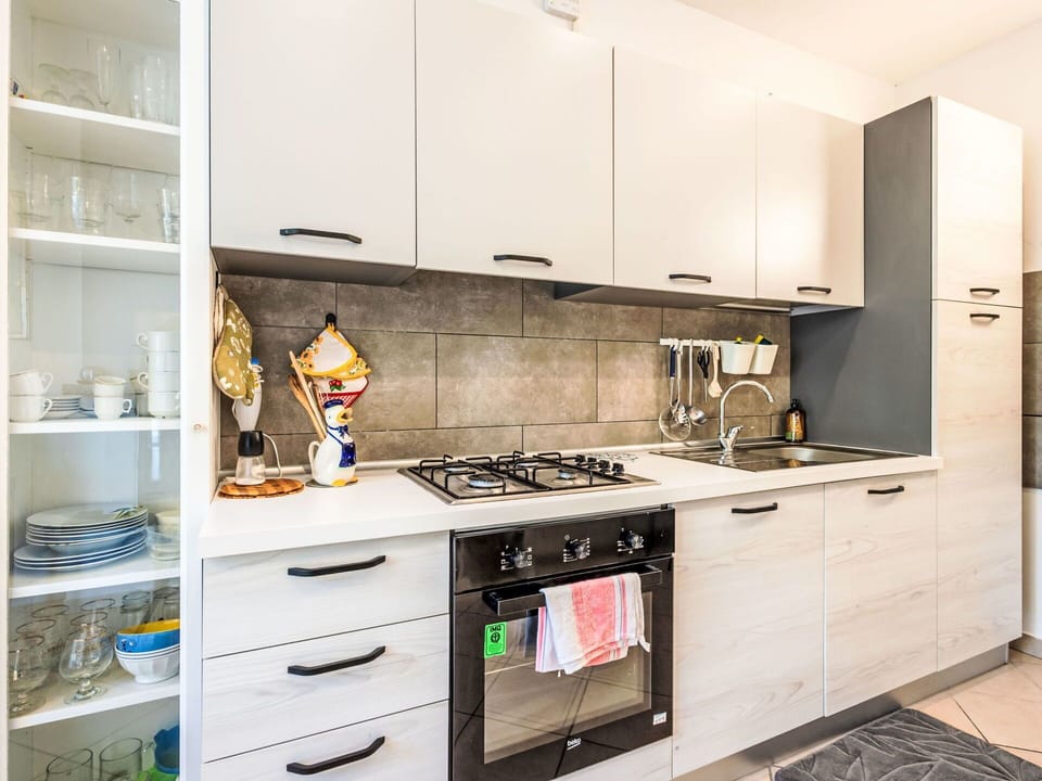 Kitchen Appliance, Kitchen, Major Appliance, Countertop, Cabinetry, Wood, Interior Design, Home Appliance, Flooring, Stove