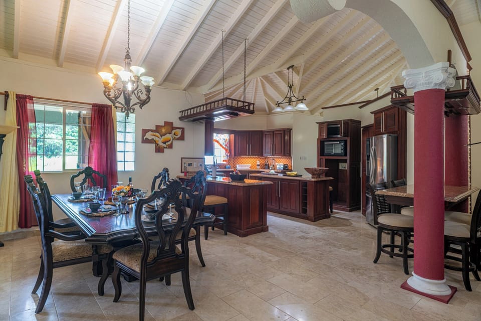 Dining Area sits 6 people comfortably