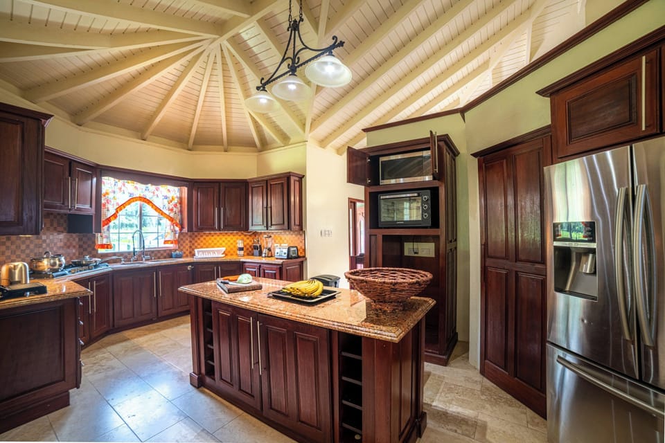 Well-equipped and spacious Kitchen with double Island and Bar