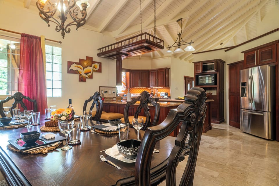 Dining Area sits 6 people comfortably