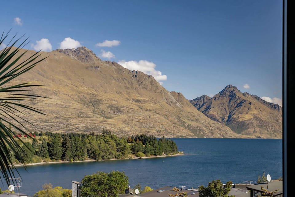 Expansive lake and mountain views capturing the best of Queenstown’s scenery.