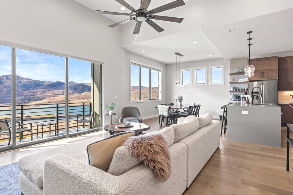 Klaim Retreats 822: Main Living Room