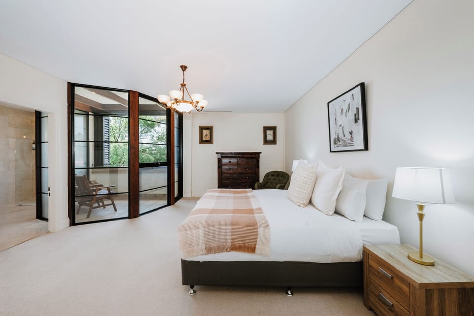 A peaceful upstairs escape overlooking Lawson Park, the private balcony off the primary suite invites quiet moments with morning coffee or evening wine under Mudgee’s open sky.