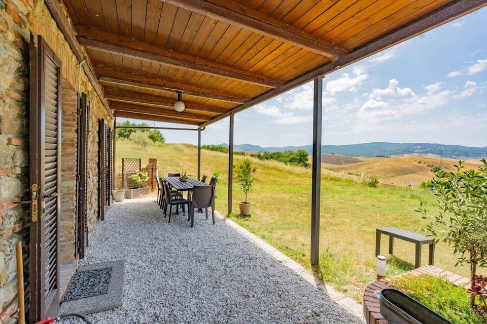 Portico a ovest, parte esclusiva per la casa Quercia, con tavolo privato