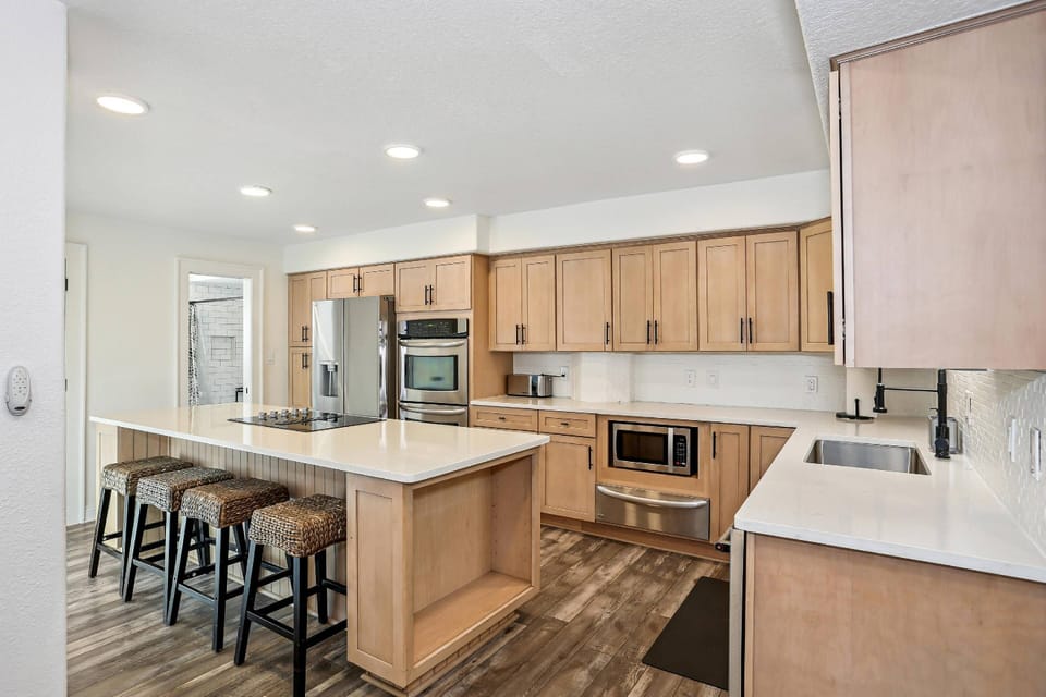 Bar seating for 4 at the kitchen island