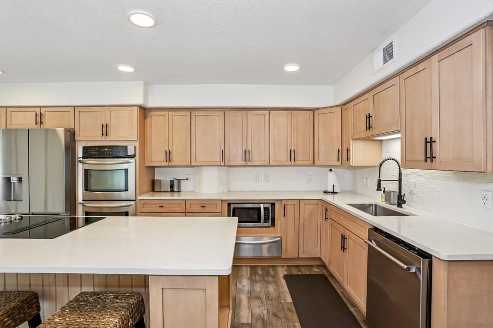 Fully equipped, updated gourmet kitchen