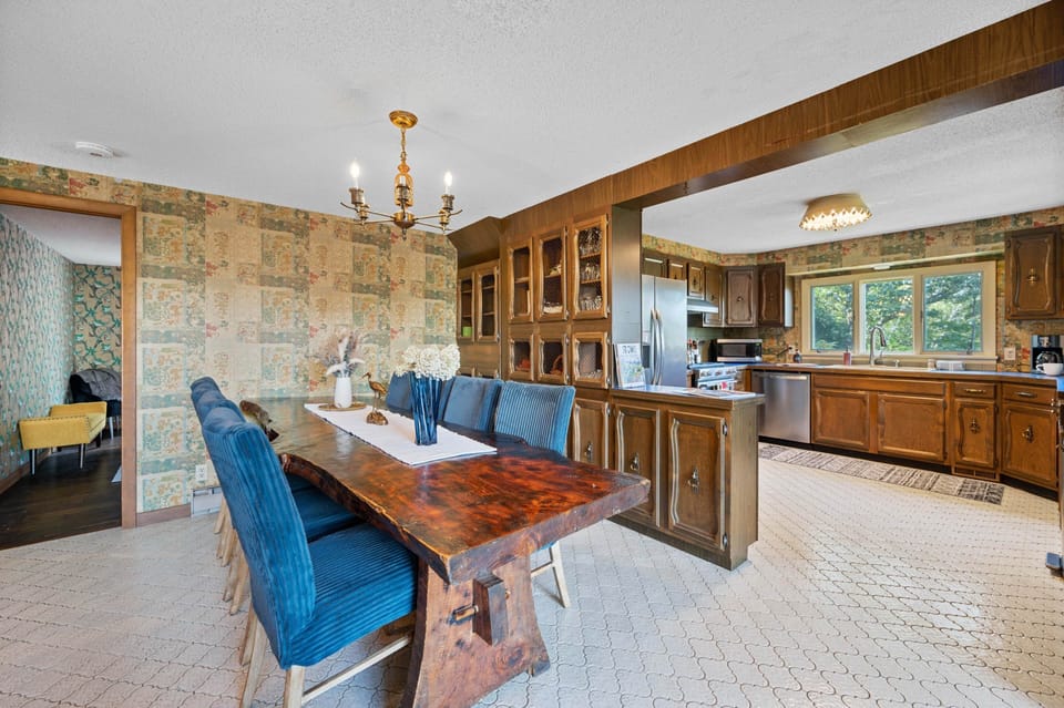 Camels Hump View dining room and kitchen 1