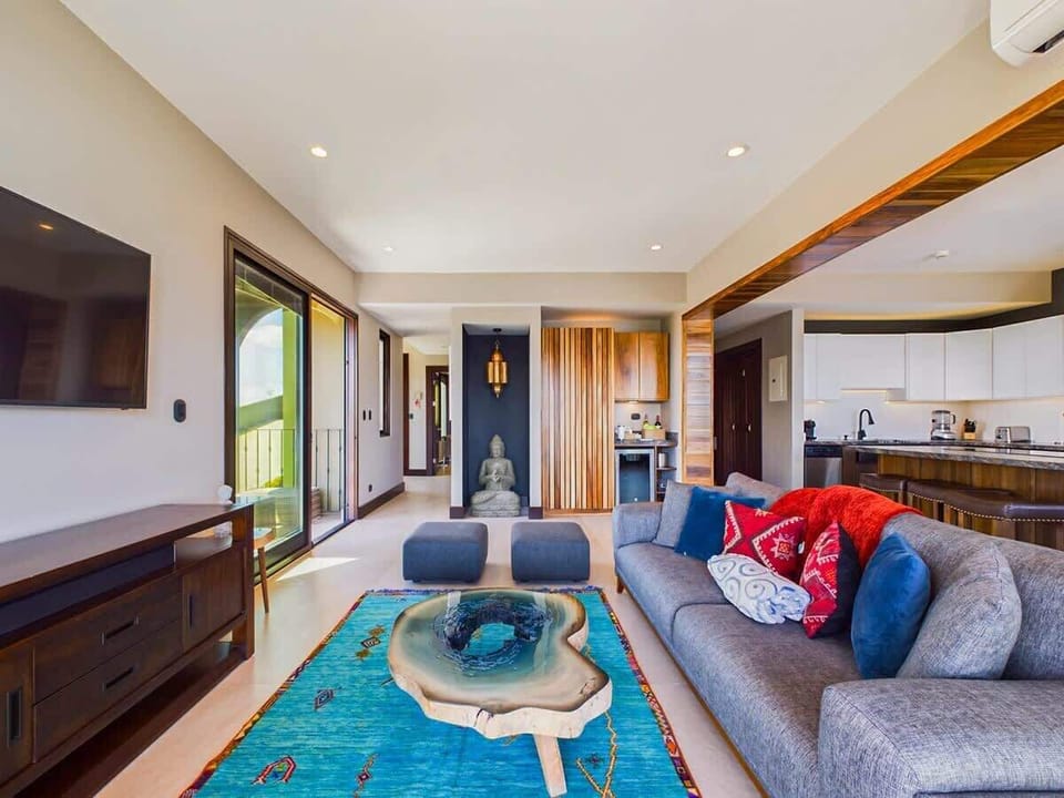 Spacious living area, sectional sofa