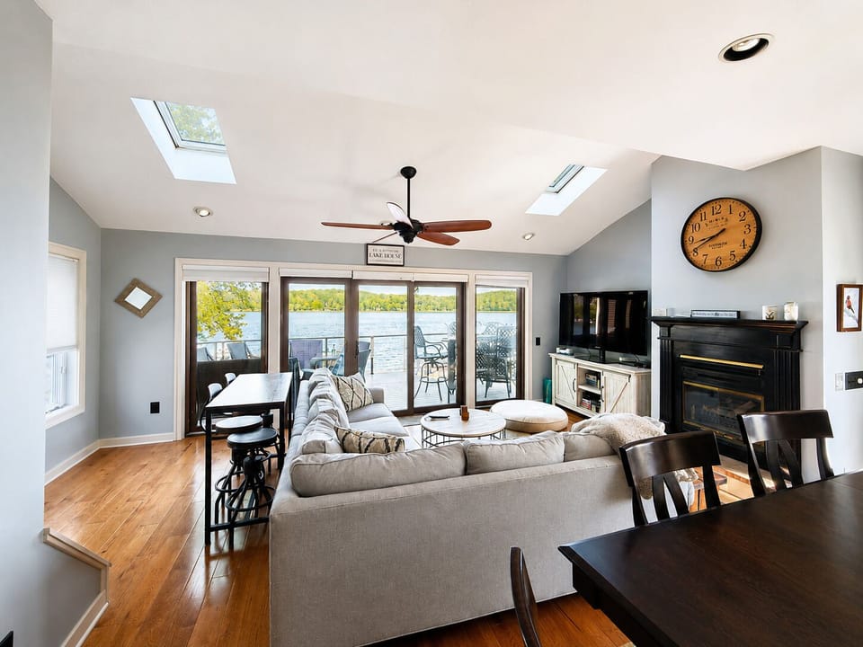The kitchen table is a high top with seating for 6. Extra bar stools can be used