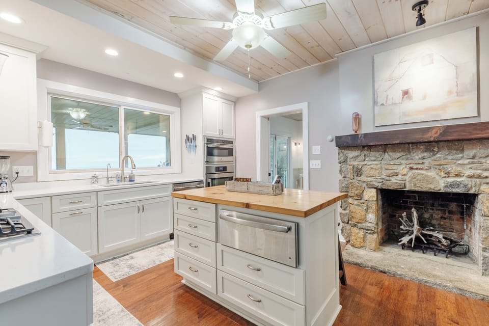 Gorgeous kitchen with stainless steel appliances. You'll want to make some homemade meals for sure!