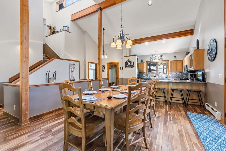 Dining area: Main floor, table seating for 8, 4 barstools