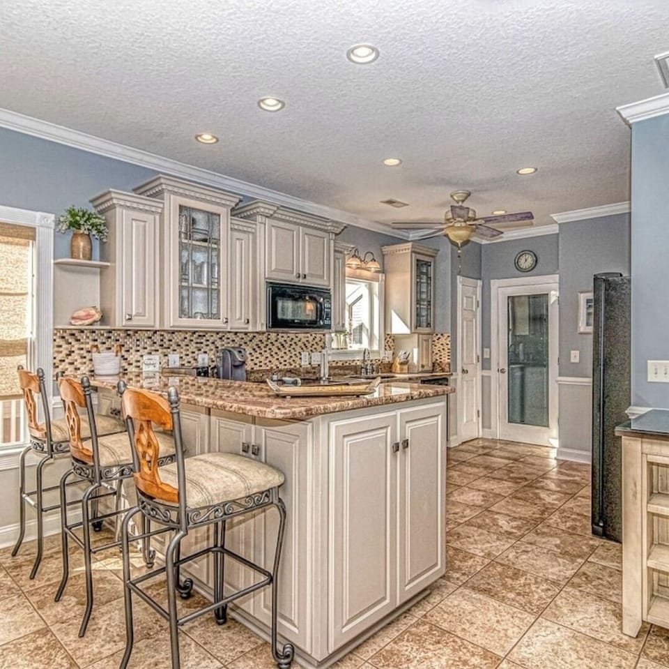 Breakfast Bar seating for 3