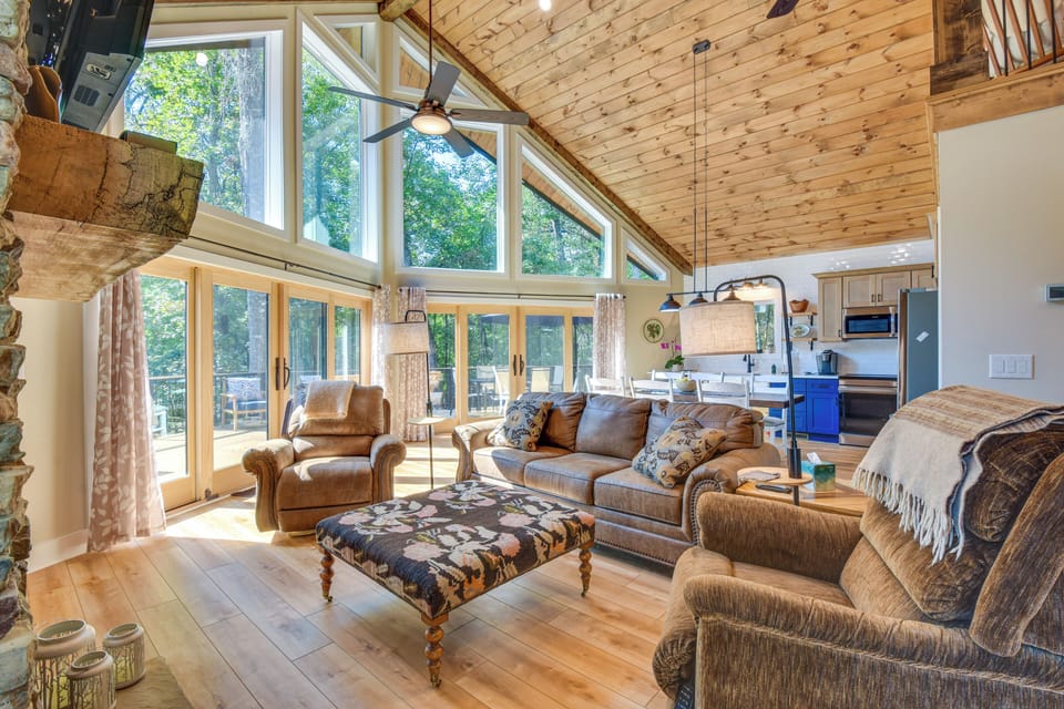 Living Room | 1st Floor | Flat-Screen TV | Central Heating & A/C | Free WiFi