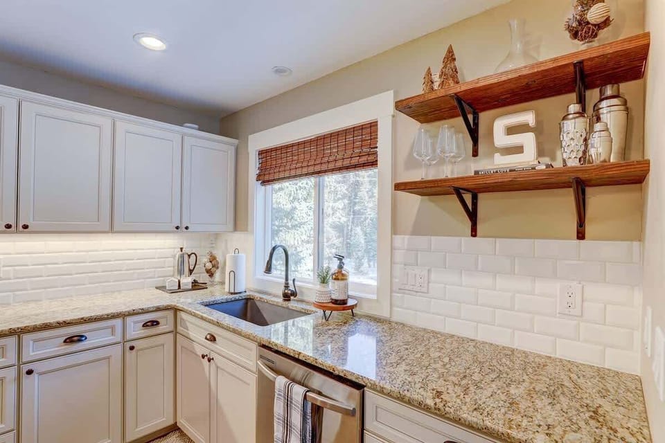 Kitchen: Sleek granite counters and natural light await your culinary adventures!