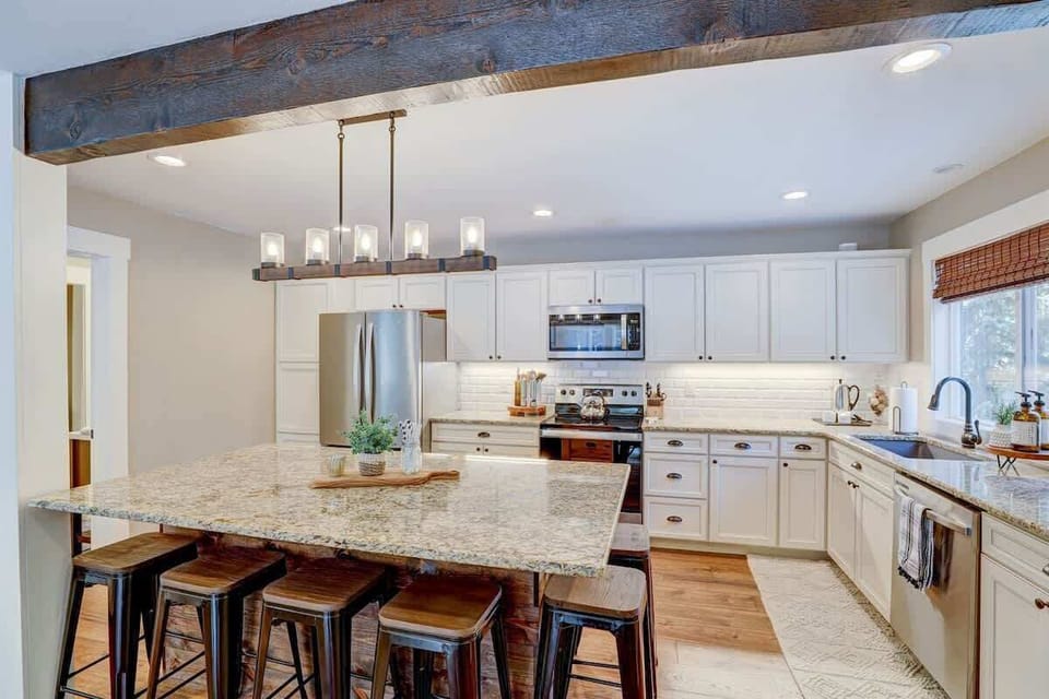 Gourmet Kitchen: Create culinary masterpieces in this stunning granite-topped kitchen!