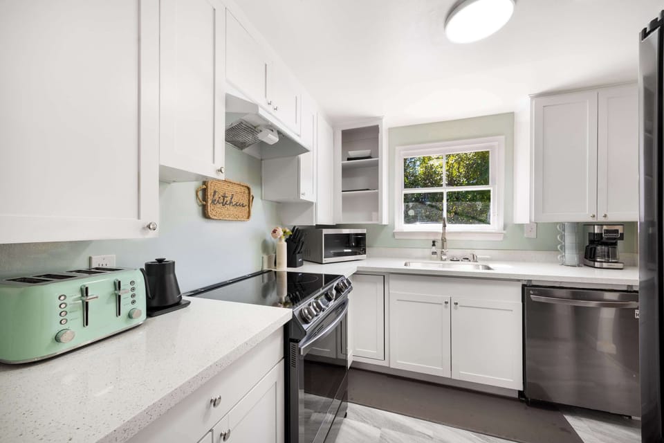 Here is the well equipped kitchen for you to prepare meal easily!