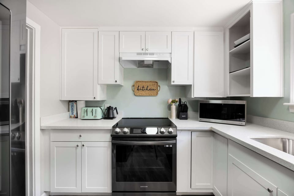 Fully equipped kitchen with modern appliances and charming details for all your cooking needs.