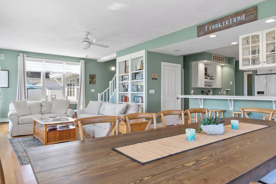 Dining table and breakfast bar provides ample seating