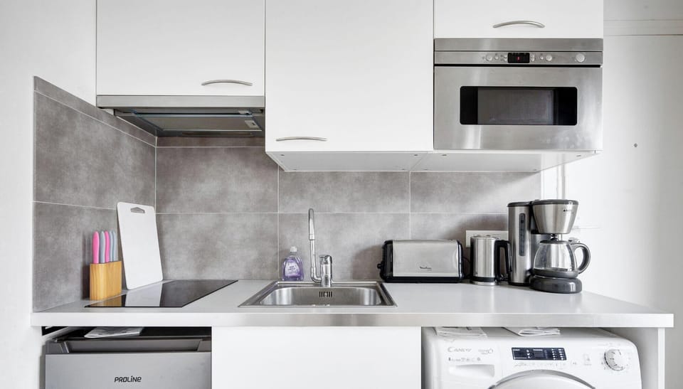 Kitchenette onctionnelle et équipée : lave-linge, micro-ondes, grille-pain, rangements, etc.