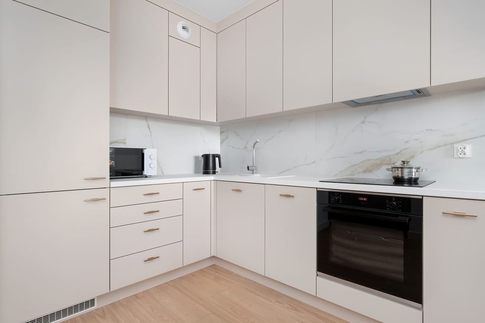 An elegant, fully equipped kitchen in light tones makes cooking a pure pleasure.