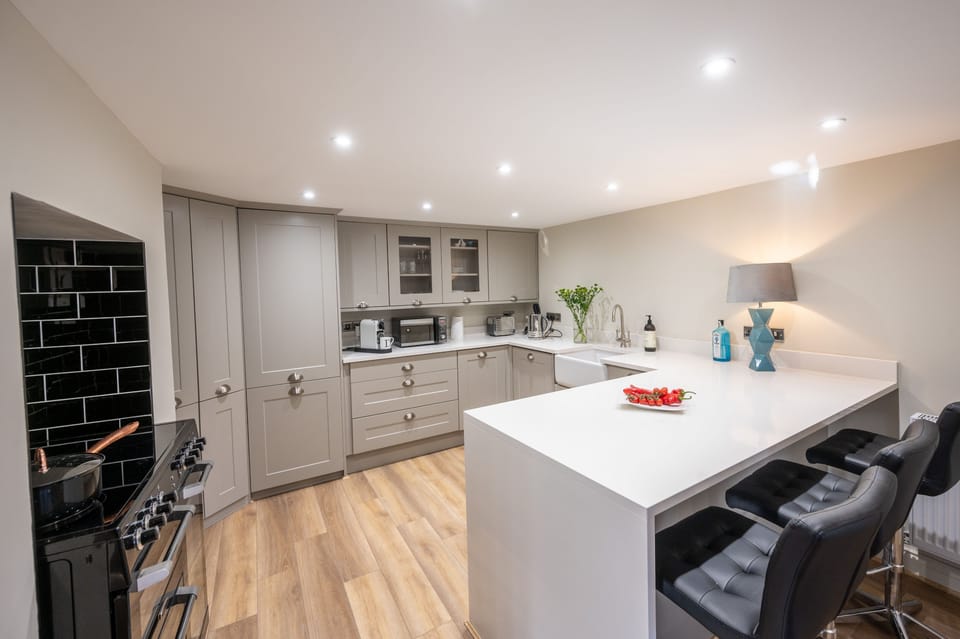 Daisy's Place, South Creake: Kitchen with an electric Range style oven, dishwasher, washer/ dryer, microwave, Butler's sink and breakfast bar