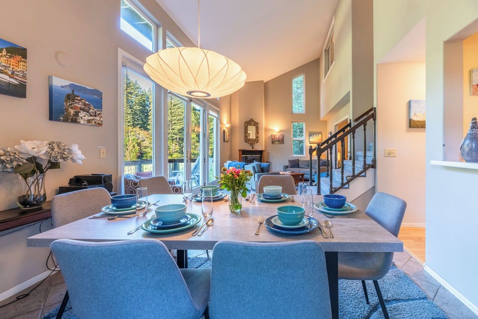 Lofty ceilings, wall of windows & amazing views!