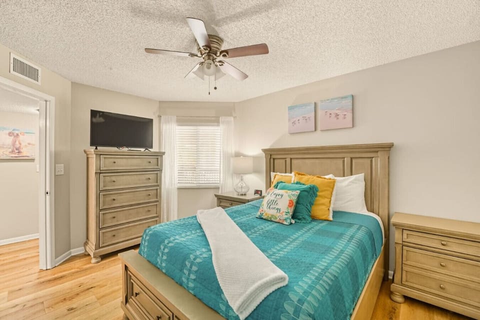 Your private retreat with a comfy queen bed