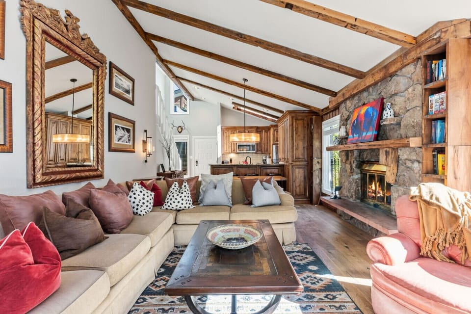 Spacious living room with vaulted ceilings, stunning views, fireplace and smart TV