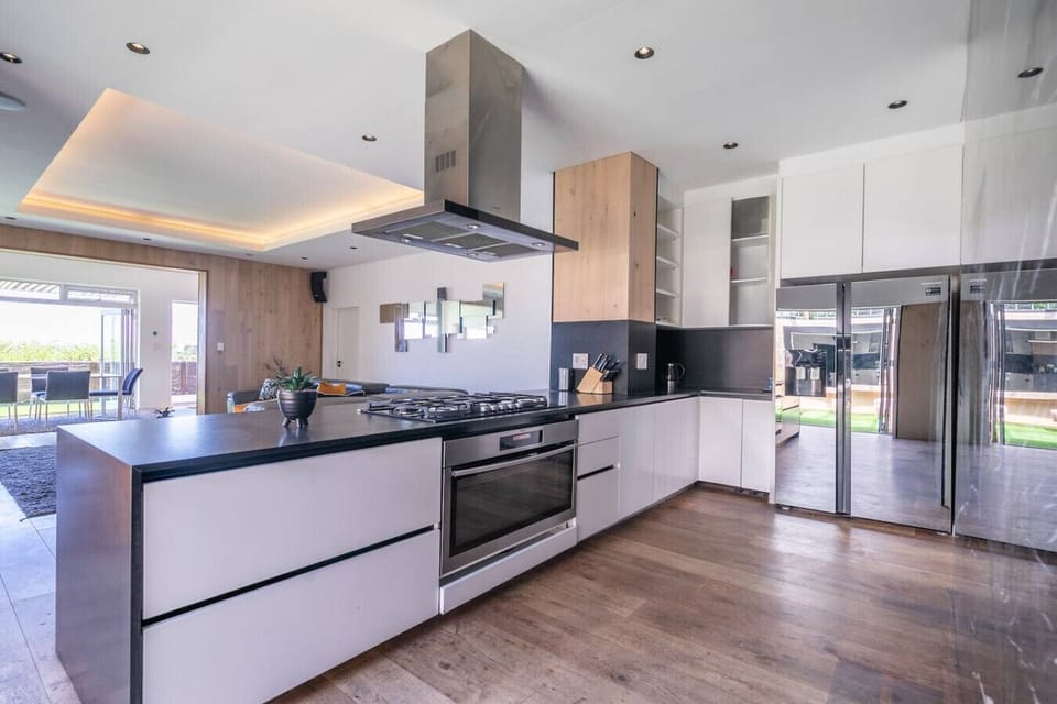 Designed for discerning chefs with top-tier appliances and a gas cooktop.