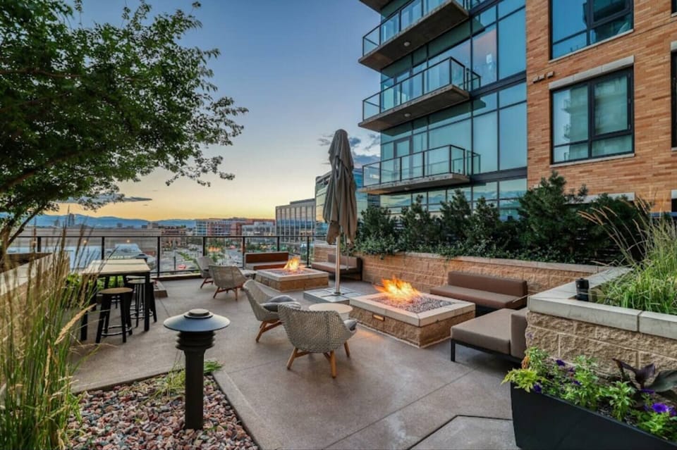 Take in panoramic views from the rooftop saltwater pool and hot tub, open 24/7 and heated year-round. Relax by the fire pit or grill with friends in this resort-style amenity space.